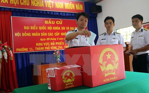 Проведение раннего голосования для офицеров и военнослужащих на платформах «ДК-1» - ảnh 1
